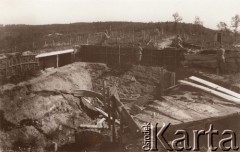 1915, Lwów, Austro-Węgry.
Pozycje na przedpolach  miasta po walkach z Rosjanami, austriaccy żołnierze w okopie.
Fot. NN, zbiory Ośrodka KARTA, udostępnił Jurij Karpenczuk