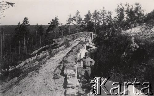 1915, Lwów, Austro-Węgry.
Umocnienia w okolicach miasta zniszczone Podczas walk Austriaków z Rosjanami latem 1915 r., dwaj żołnierze austriaccy w ruinach.
Fot. NN, zbiory Ośrodka KARTA, udostępnił Jurij Karpenczuk