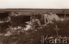 1915, Lwów, Austro-Węgry.
Umocnienia na przedPolach miasta, z prawej grób żołnierza poległego podczas walk Austriaków z Rosjanami latem 1915 r.
Fot. NN, zbiory Ośrodka KARTA, udostępnił Jurij Karpenczuk