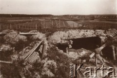 1915, okolice Lwowa, Austro-Węgry.
Umocnienia na przedPolach miasta zniszczone podaczas walk Austriaków z Rosjanami latem 1915 r., z prawej stoi austriacki żołnierz z karabinem.
Fot. NN, zbiory Ośrodka KARTA, udostępnił Jurij Karpenczuk