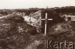 1915, okolice Lwowa, Austro-Węgry.
Umocnienia na przedPolach miasta po walkach Austriaków z Rosjanami latem 1915 r., krzyż na grobie poległego żołnierza.
Fot. NN, zbiory Ośrodka KARTA, udostępnił Jurij Karpenczuk