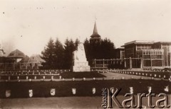 1916, Lwów, Austro-Węgry.
Teren Wystawy Krajowej, pawilony wystawiennicze, w środku Pomnik feldmarszałka barona Eduarda von Bohm-Ermolli, dowódcy 13 Galicyjskiego Regimentu Ułanów, istniejącego w latach 1860-1912.
Fot. NN, zbiory Ośrodka KARTA, udostępnił Jurij Karpenczuk