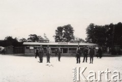 1915, Lwów, Austro-Węgry.
Grupa osób - żołnierze, żandarmi, cywile, przed szpitalem.
Fot. NN, zbiory Ośrodka KARTA, udostępnił Jurij Karpenczuk