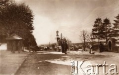 1915, Lwów, Austro-Węgry.
Austriacki Posterunek na ulicy Łyczakowskiej, na słupie ogłoszenie o prędkości z jaką mogą się poruszać automobile.
Fot. NN, zbiory Ośrodka KARTA, udostępnił Jurij Karpenczuk