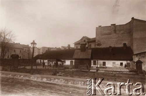 1915, Lwów, Austro-Węgry.
Składy wojskowe, dwaj austriaccy wartownicy na dziedzińcu, z lewej i prawej strony budki wartownicze.
Fot. NN, zbiory Ośrodka KARTA, udostępnił Jurij Karpenczuk
