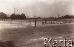 1915, Lwów, Austro-Węgry.
Mężczyźni na placu, w tle latarnie i kominy.
Fot. NN, zbiory Ośrodka KARTA, udostępnił Jurij Karpenczuk
