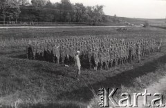 1915, Lwów, Austro-Węgry.
Pododdział austriackiej armii złożony z Polaków, kapelan czyta rozkaz rekrutom.
Fot. NN, zbiory Ośrodka KARTA, udostępnił Jurij Karpenczuk