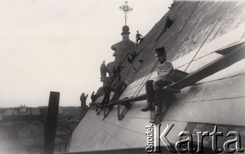 1915, Lwów, Austro-Węgry.
Żołnierze austriaccy naprawiający dach kościoła.
Fot. NN, zbiory Ośrodka KARTA, udostępnił Jurij Karpenczuk