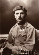 1915, Lwów, Austro-Węgry.
Portret austriackiego żołnierza w mundurze z odznaczeniami - krzyżem mobilizacyjnym z wojny bałkańskiej 1912-1913 i nierozpoznanym medalem.
Fot.NN, zbiory Ośrodka KARTA, udostępnił Jurij Karpenczuk