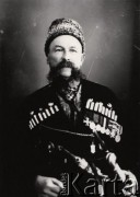 1914-1915, Lwów.
Generał kozaków kubańskich. ze sztyletem i medalami.
Fot. NN, zbiory Ośrodka KARTA, udostępnił Jurij Karpenczuk