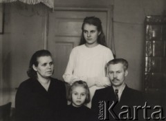 Marzec 1956, Olsztyn, Polska.
Rodzina Orszewskich po powrocie do kraju, I Komunia Otylii Orszewskiej.
Fot. Michał Orszewski, zbiory Ośrodka KARTA, udostępniła Otylia Borzuchowska.

