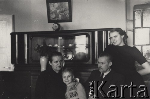 Po 1955, Olsztyn, Polska.
Rodzina Orszewskich po powrocie z ZSRR do Polski.
Fot. Michał Orszewski, zbiory Ośrodka KARTA, udostępniła Otylia Borzuchowska