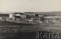 Przed 1955, Swirsk, Irkucki obwód, ZSRR.
Panorama miasteczka, murowane budynku wybudowano w latach 50-tych, na pierwszym planie Dom Kultury, dalej szkoła średnia i szpital.
Fot. Michał Orszewski, zbiory Ośrodka KARTA, udostępniła Otylia Borzuchowska.

