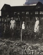 Przed 1955, Swirsk, Irkucki obwód, ZSRR.
Rodzina Orszewskich w ogrodzie przed domem.
Fot. Michał Orszewski, zbiory Ośrodka KARTA, udostępniła Otylia Borzuchowska.

