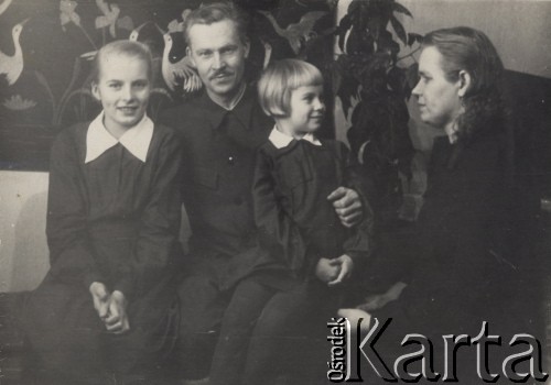 Przed 1955, Swirsk, Irkucki obwód, ZSRR.
Rodzina Orszewskich na zesłaniu.
Fot. Michał Orszewski, zbiory Ośrodka KARTA, udostępniła Otylia Borzuchowska.

