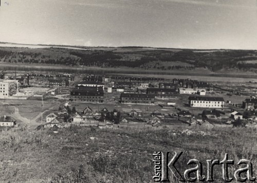 Przed 1955, Swirsk, Irkucki obwód, ZSRR.
Fragment miasta, piętrowe budynki to domy komunalne, w głębi widoczna Angara.
Fot. Michał Orszewski, zbiory Ośrodka KARTA, udostępniła Otylia Borzuchowska.

