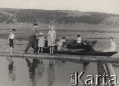 Przed 1955, Swirsk, Irkucki obwód, Syberia, ZSRR.
Siostry Orszewskie wśród flisaków nad Angarą.
Fot. Michał Orszewski, zbiory Ośrodka KARTA, udostępniła Otylia Borzuchowska.

