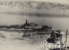Przed 1955, Swirsk, Irkucki obwód, ZSRR.
Statek towarowy na Angarze.
Fot. Michał Orszewski, zbiory Ośrodka KARTA, udostępniła Otylia Borzuchowska.

