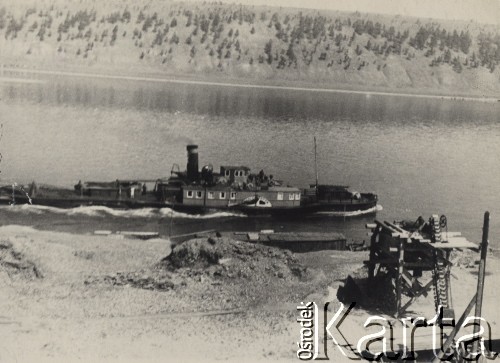Przed 1955, Swirsk, Irkucki obwód, ZSRR.
Statek towarowy na Angarze.
Fot. Michał Orszewski, zbiory Ośrodka KARTA, udostępniła Otylia Borzuchowska.

