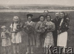 Przed 1955, Swirsk, Irkucki obwód, ZSRR.
Zesłańcy z kwiatami lilii, rodzina Orszewskich, państwo Dłuscy i pani Kozłowska.
Fot. Michał Orszewski, zbiory Ośrodka KARTA, udostępniła Otylia Borzuchowska.

