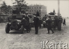 Przed 1955, Swirsk, Irkucki obwód, ZSRR.
Ciężarówki z dobytkiem, przeprowadzka albo repatriacja.
Fot. Michał Orszewski, zbiory Ośrodka KARTA, udostępniła Otylia Borzuchowska.

