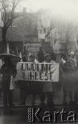 Maj - Listopad 1982, Jelenia Góra, Polska.
Niezależna manifestacja, grupa osób z transparentem 
