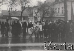 Maj - Listopad 1982, Jelenia Góra, Polska.
Niezależna manifestacja, grupa osób z transparentem 