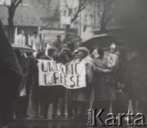 Maj - Listopad 1982, Jelenia Góra, Polska.
Niezależna manifestacja, grupa osób z transparentem 