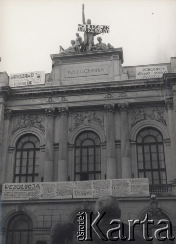Marzec 1968, Warszawa, Polska.
Strajk studentów - na Gmachu Głównym Politechniki Warszawskiej zawieszony został tekst 