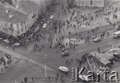 Marzec 1968, Warszawa, Polska.
Strajk studentów - widok z góry na skrzyżowanie ulic przed Gmachem Głównym Politechniki (?). Ruch uliczny - przejeżdżające samochody, przechodnie.
Fot. NN, zbiory Ośrodka KARTA, udostępnił Michał Spandowski.