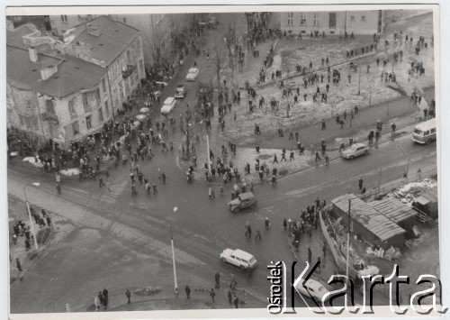 13-23.03.1968, Warszawa, Polska.
 Wydarzenia marcowe - plac przed gmachem Politechniki Warszawskiej.
 Fot. NN, zbiory Ośrodka KARTA, przekazał Michał Spandowski
   
