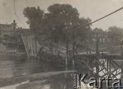 1919, Brześć, Polska.
Twierdza brzeska, zniszczony most na Bugu.
Fot. NN, zbiory Ośrodka KARTA, kolekcję Dominika Piotrowskiego udostępnił Jan Rutkiewicz
 
