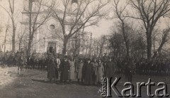 Marzec 1919, Brześć, Polska.
Członkowie misji amerykańskiej i dowódca Grupy Podlaskiej generał Antoni Listowski (stoi drugi od prawej) przed frontem ułanów Dąbrowskiego.
Fot. NN, zbiory Ośrodka KARTA, kolekcję Dominika Piotrowskiego udostępnił Jan Rutkiewicz
 
