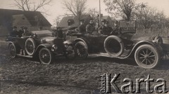 Marzec 1919, Brześć, Polska.
Członkowie misji amerykańskiej oraz dowódca Grupy Podlaskiej gen. Antoni Listowski wracają z defilady do miasta.
Fot. NN, zbiory Ośrodka KARTA, kolekcję Dominika Piotrowskiego udostępnił Jan Rutkiewicz
 
