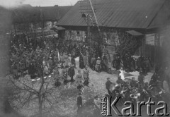 3.05.1919, Brześć, Polska.
Pierwsze obchody rocznicy uchwalenia Konstytucji 3-go Maja, w pochodzie idą członkowie sztabu Grupy Podlaskiej z gen. Antonim Listowskim na czele, z tyłu oficer niosący sztandar twierdzy Brześć, dalej idą posłowie do Sejmu Rzeczpospolitej.
Fot. NN, zbiory Ośrodka KARTA, kolekcję Dominika Piotrowskiego udostępnił Jan Rutkiewicz
 
