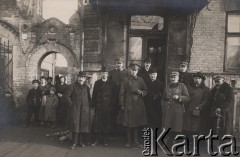 Marzec 1919, Brześć, Polska.
Członkowie misji amerykańskiej.
Fot. NN, zbiory Ośrodka KARTA, kolekcję Dominika Piotrowskiego udostępnił Jan Rutkiewicz
 
