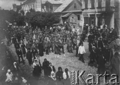 3.05.1919, Brześć, Polska.
Pierwsze obchody rocznicy uchwalenia Konstytucji 3-go Maja, gen. Ostrowski dowódca D.O.E. Brześć, wojewoda brzeski Jamont (?) i dowódca Grupy Podlaskiej gen. Antoni Listowski, z tyłu władze cywilne.
Fot. NN, zbiory Ośrodka KARTA, kolekcję Dominika Piotrowskiego udostępnił Jan Rutkiewicz
 
