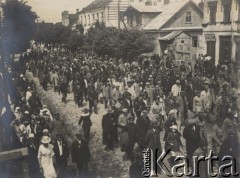 3.05.1919, Brześć, Polska.
Pierwsze obchody rocznicy uchwalenia Konstytucji 3-go Maja, okoliczni włościanie w pochodzie.
Fot. NN, zbiory Ośrodka KARTA, kolekcję Dominika Piotrowskiego udostępnił Jan Rutkiewicz
 
