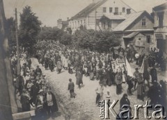 3.05.1919, Brześć, Polska.
Włościanie w pochodzie.
Fot. NN, zbiory Ośrodka KARTA, kolekcję Dominika Piotrowskiego udostępnił Jan Rutkiewicz
 
