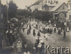 3.05.1919, Brześć, Polska.
Pierwsze obchody rocznicy uchwalenia Konstytucji 3-go Maja, skauci w pochodzie.
Fot. NN, zbiory Ośrodka KARTA, kolekcję Dominika Piotrowskiego udostępnił Jan Rutkiewicz
 
