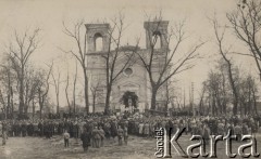 Lipiec 1919, Brześć, Polska.
Msza polowa przed kościołem.
Fot. NN, zbiory Ośrodka KARTA, kolekcję Dominika Piotrowskiego udostępnił Jan Rutkiewicz
 
