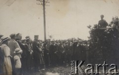 Lipiec 1919, Brześć, Polska.
Przemówienie dowódcy Grupy Podlaskiej generała Antoniego Listowskiego przed poświęceniem pomnika Unii Lubelskiej.
Fot. NN, zbiory Ośrodka KARTA, kolekcję Dominika Piotrowskiego udostępnił Jan Rutkiewicz
 
