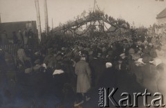 Lipiec 1919, Brześć, Polska.
Rocznica zdobycia Brześcia przez Wojsko Polskie, przemówienie księdza Szczerbickiego na placu kapitana Steckiewicza.
Fot. NN, zbiory Ośrodka KARTA, kolekcję Dominika Piotrowskiego udostępnił Jan Rutkiewicz
 
