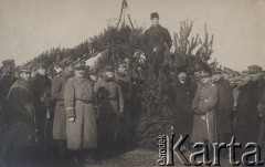 9.02.1920, Brześć, Polska.
Komisarz Generalny Ziem Wschodnich przemawia na placu Steckiewicza w pierwszą rocznicę zdobycia Brześcia.
Fot. NN, zbiory Ośrodka KARTA, kolekcję Dominika Piotrowskiego udostępnił Jan Rutkiewicz
 
