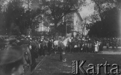 3.05.1920, Brześć, Polska.
Obchody rocznicy uchwalenia Konstytucji 3-go Maja, do żołnierzy przemawia dowódca twierdzy gen. podporucznik Szamota.
Fot. NN, zbiory Ośrodka KARTA, kolekcję Dominika Piotrowskiego udostępnił Jan Rutkiewicz
 
