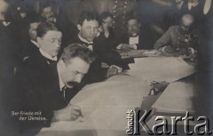 8.02.1920, Brześć, Polska.
Podpisanie traktatu pokojowego między Niemcami a Ukrainą.
Fot. NN, zbiory Ośrodka KARTA, kolekcję Dominika Piotrowskiego udostępnił Jan Rutkiewicz
 

