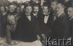 8.02.1920, Brześć, Polska.
Podpisanie traktatu pokojowego między Niemcami a Ukrainą, przyjęcie dokumentu przez delegatów Ukrainy., od lewej: major Brinkmann, członek niemieckiego sztabu generalnego, Mykola Lubynsikyj, Mykola Lewytsikyj, Alexander der Sevrjuk, gen. Hoffmann.
Fot. NN, zbiory Ośrodka KARTA, kolekcję Dominika Piotrowskiego udostępnił Jan Rutkiewicz
 
