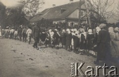 3.05.1920, Brześć, Polska.
Obchody rocznicy podpisania Konstytucji 3-go Maja, dziatwa ze szkół i ochronek w pochodzie, z lewej idzie inspektor szkolny Wolbek (?)
Fot. NN, zbiory Ośrodka KARTA, kolekcję Dominika Piotrowskiego udostępnił Jan Rutkiewicz
 
