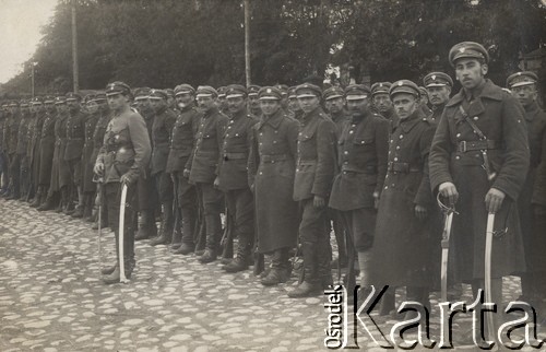 3.05.1920, Brześć, Polska.
Obchody rocznicy podpisania Konstytucji 3-go Maja, oddział policji miasta Brześcia.
Fot. NN, zbiory Ośrodka KARTA, kolekcję Dominika Piotrowskiego udostępnił Jan Rutkiewicz
 
