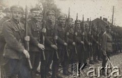 3.05.1920, Brześć, Polska.
Obchody rocznicy podpisania Konstytucji 3-go Maja, oddział policji podczas wykonania hymnu narodowego.
Fot. NN, zbiory Ośrodka KARTA, kolekcję Dominika Piotrowskiego udostępnił Jan Rutkiewicz
 
